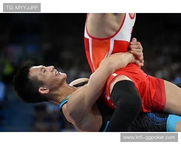 布勃利克巴黎半决赛摔拍后状态提升,仍不敌阿利亚西姆 布勃利克巴黎半决赛摔拍后状态提升,仍不敌阿利亚西姆